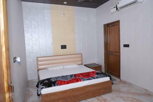 Oyo 90052 Hotel Lord Krishna