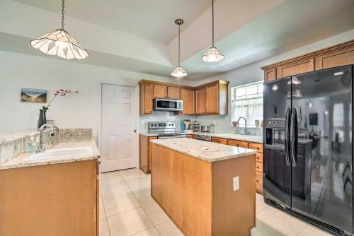 Peaceful Home With Yard, Walk To Rainbow River!