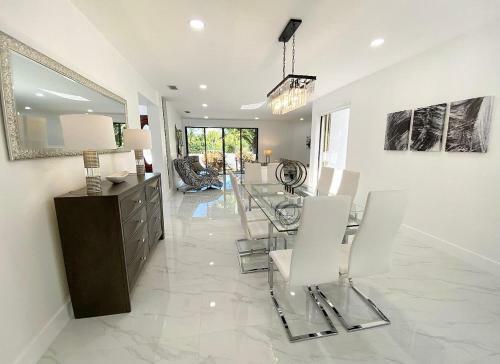 Gorgeous 6 Br Home W Heated Pool & Golf View
