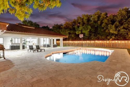 Gorgeous 6 Br Home W Heated Pool & Golf View