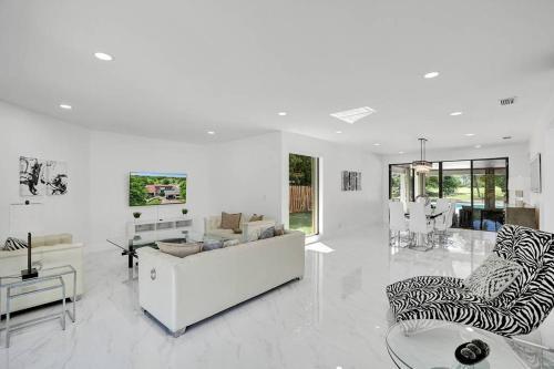Gorgeous 6 Br Home W Heated Pool & Golf View