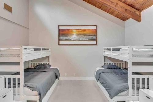 Villa Rare Hidden Getaway Heated Pool 1.5 Acres! Sleeps 16