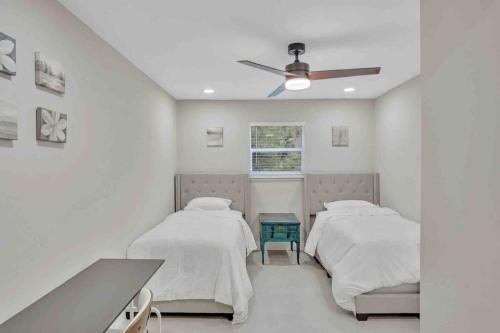Villa Rare Hidden Getaway Heated Pool 1.5 Acres! Sleeps 16