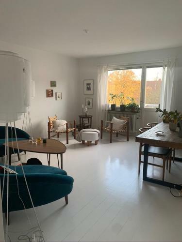 Centralt Bel�get Rum Med Fr�sch Interi�r