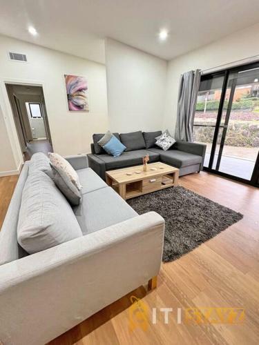 Lavish In Lyons - 3bd 2bth Spacious & Modern Home