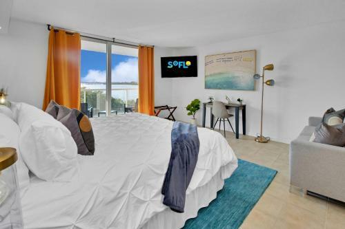 Luxe Studio, Private Beach, King Bed, Sunset Views