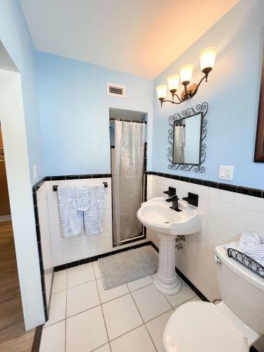 Stylish Intercoastal Blue Bungalow Close To Beach