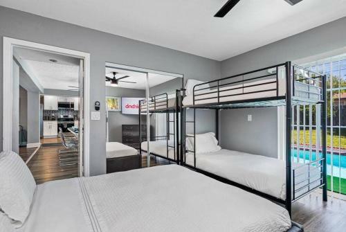 Heated Pool House Only 5 Minutes To Gulf Beaches!