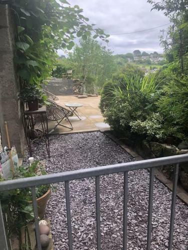 Gweek, Beautiful Apartment With Patio With Views