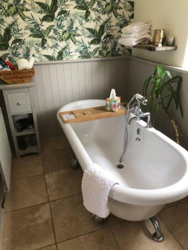 King Size, En Suite Rolled Top Bath Private Lane