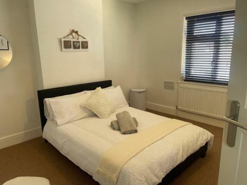 Delightful 2 Bed Detached Home With Secure Parking