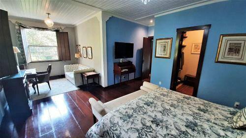 Linda Casa Colonial Em Meio A Natureza