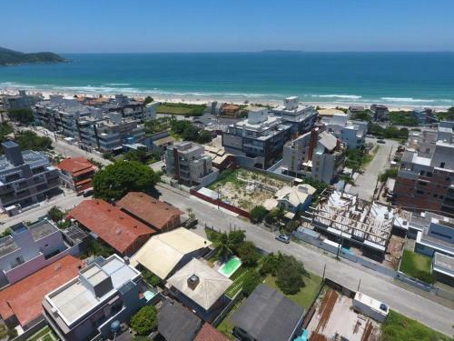 Casa Na Segunda Quadra Do Mar Da Praia Mariscal Bombinhas