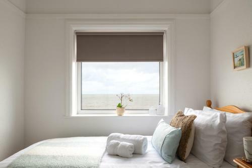 Beachcliffe House - Sea Front Property - Sleeps 10 - Pet Friendly