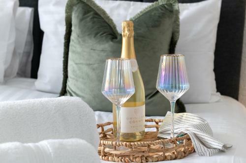 Beachcliffe House - Sea Front Property - Sleeps 10 - Pet Friendly