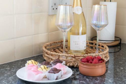 Beachcliffe House - Sea Front Property - Sleeps 10 - Pet Friendly