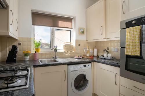 Beachcliffe House - Sea Front Property - Sleeps 10 - Pet Friendly