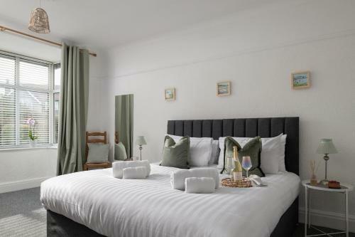 Beachcliffe House - Sea Front Property - Sleeps 10 - Pet Friendly