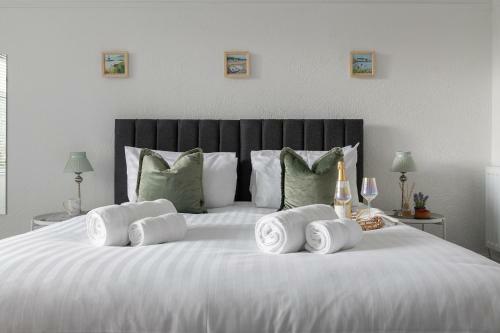 Beachcliffe House - Sea Front Property - Sleeps 10 - Pet Friendly