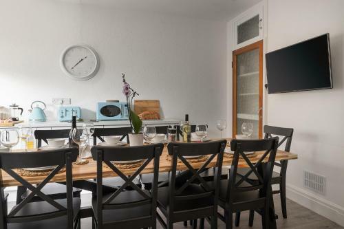 Beachcliffe House - Sea Front Property - Sleeps 10 - Pet Friendly