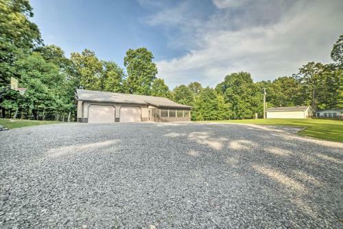 Captivating Kuttawa Retreat With Outdoor Dining