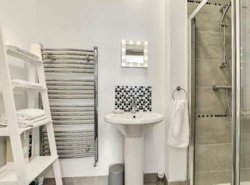 Villa No 8, Lawrence Hill