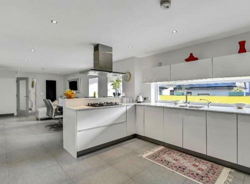 Villa No 8, Lawrence Hill