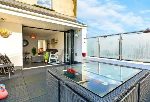 Villa No 8, Lawrence Hill