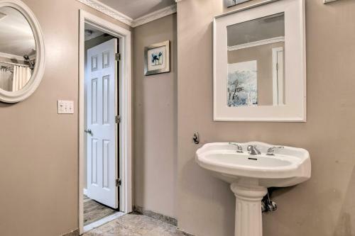 Bel Air Apartment With Pool About 2 Mi To Main St