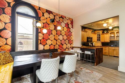 New, King Bed, Beautifully Updated Apartment