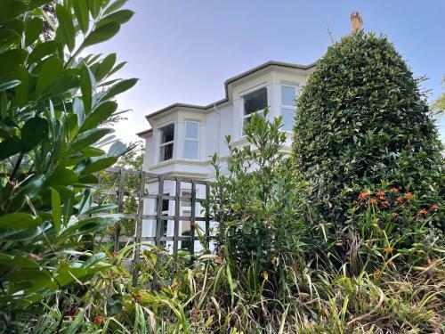 Glorious 6 Bed Detached Victorian Villa By The Sea