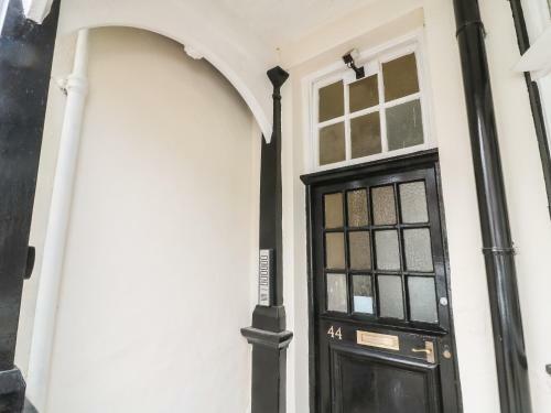 The Dukes Apartments, Flat 6