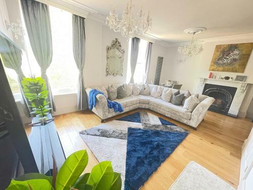 Luxurious 1-bedroom Apartment. Indoor Fireplace
