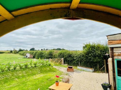 Beautiful Wagon -private Hot Tub,kitchen, Bathroom