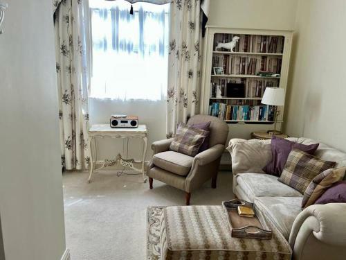 Elegant Regency Apartment By The Sea