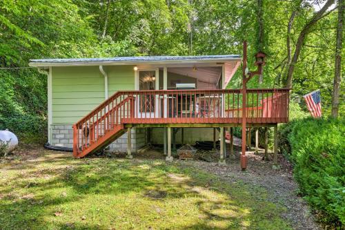 Tranquil Creekside Cottage With Deck And Lanai