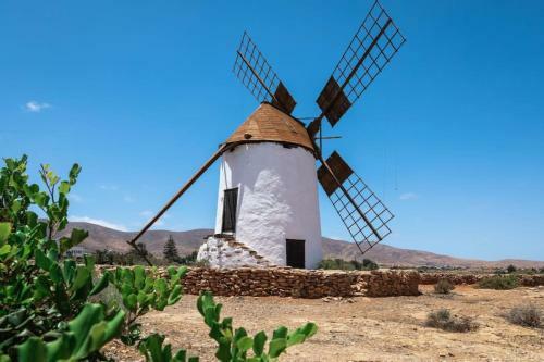 Hist�rica Villa Con Molino De Viento