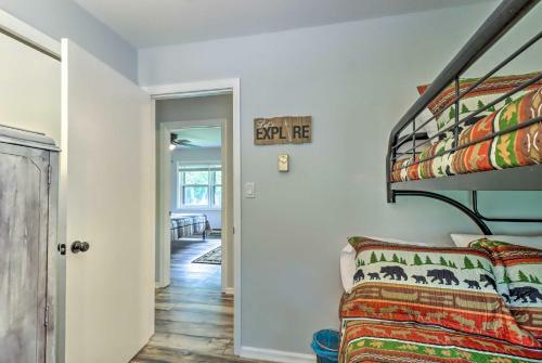 Retreat With Fire Pit - Walk To Community Lake!