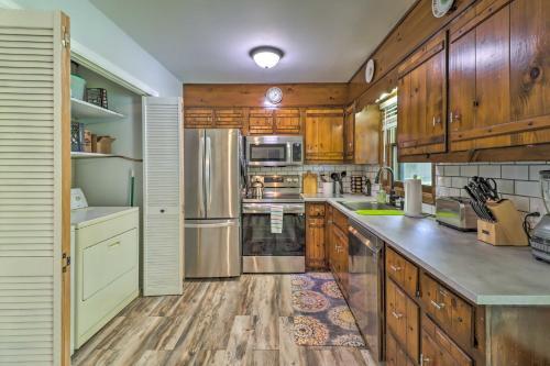 Retreat With Fire Pit - Walk To Community Lake!