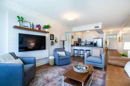 Riverfront Condo Downtown River Views Access