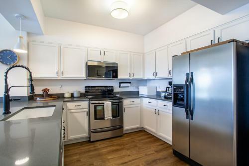Riverfront Condo Downtown River Views Access