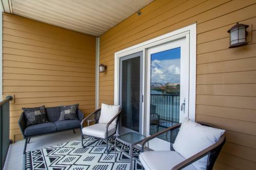 Riverfront Condo Downtown River Views Access