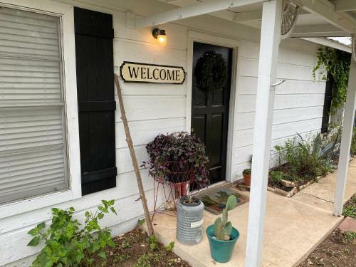 Pecan St. Parlor Haus Downtown Bandera, Tx