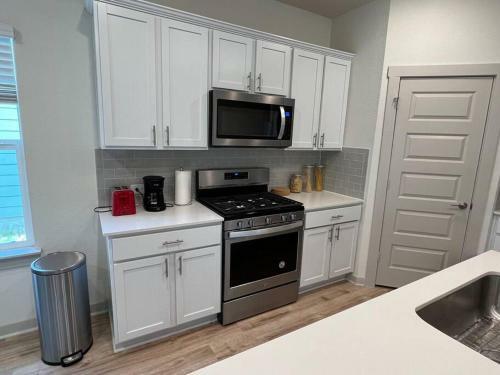 Modern 4b/2b Home In Austin