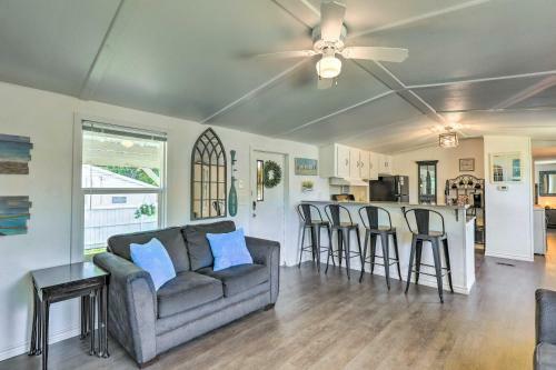 Charming Lake Dallas Home With Furnished Patio!