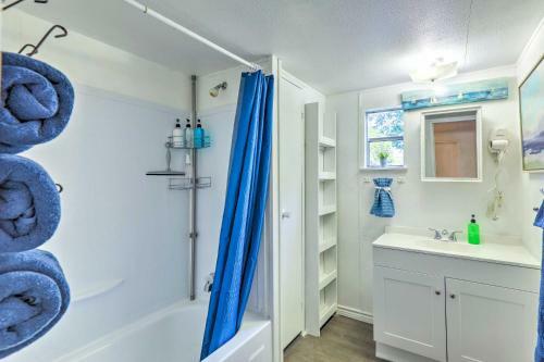 Charming Lake Dallas Home With Furnished Patio!