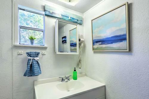 Charming Lake Dallas Home With Furnished Patio!
