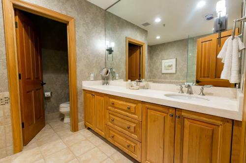 Luxury King Room With Mountain View Hotel Room