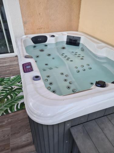 Villa Maison Avec Piscine + Jacuzzi Ext�rieur