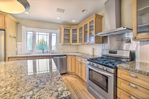 Bellevue Craftsman Home With Deck And Fire Pit!